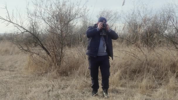 Cahul Mołdawia 2021 Fotograf Podróżny Przewija Film Kamerę Retro Robi — Wideo stockowe