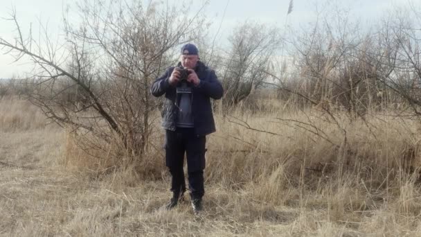 Cahul Moldavien 2021 Resenären Spolar Filmen Retrofilmskamera Och Tar Bilder — Stockvideo