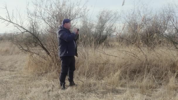 Fotografen Spolar Filmen Retrofilmskamera Och Tar Bilder Höstens Natur — Stockvideo