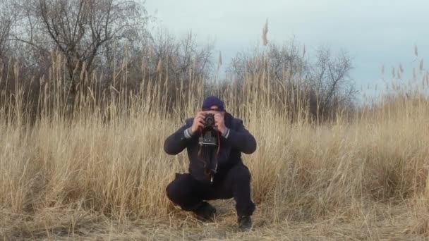 Cahul Moldova 2021 Traveler Photographer Protective Mask His Face Squatting — Vídeo de Stock
