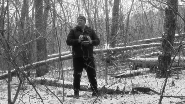 Turista Toma Fotos Una Cámara Cine Retro Hermoso Bosque Nevado — Vídeo de stock