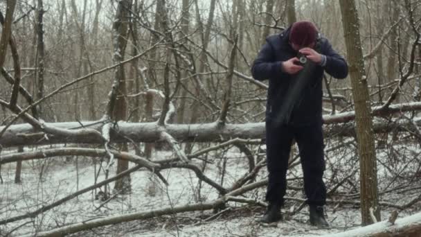 Egy Turista Képeket Készít Egy Retro Kéttengelyes Kamerával Erdőben Hóesés — Stock videók