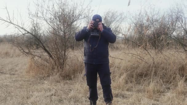 チャル モルドバ 2021 旅行写真家は レトロなフィルムカメラにフィルムを巻き戻し 秋の自然を撮影します — ストック動画