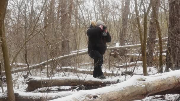 눈덮인 속에서 카메라로 자연을 촬영하는 — 비디오