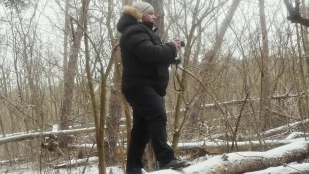 Путешественник Заснеженном Дереве Фотографирует Природу Пленку — стоковое видео