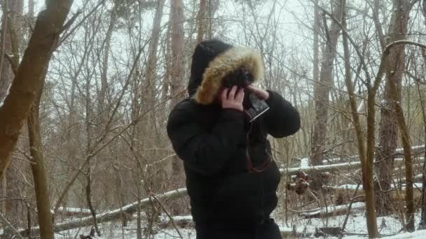 Fotógrafo Con Una Capucha Cabeza Toma Fotos Con Una Vieja — Vídeo de stock