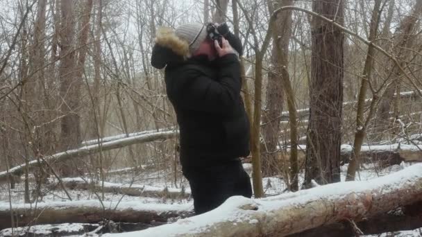 Photographer Taking Pictures Tree Tops Old Film Camera Winter Forest — Stock Video