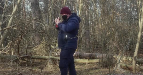 男は森の古いフィルムカメラで写真を撮り — ストック動画