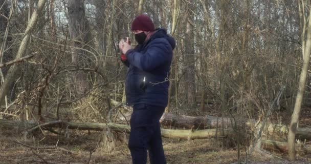 Een Man Maakt Foto Een Oude Filmcamera Het Bos Zijaanzicht — Stockvideo