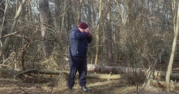 Fotógrafo Tira Fotos Uma Câmera Filme Antigo Floresta — Vídeo de Stock