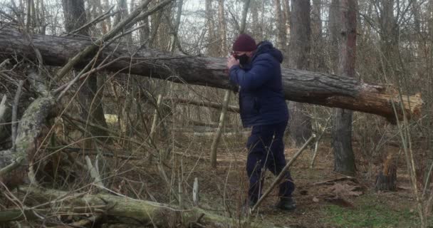 Fotograf Robi Zdjęcia Zabytkowej Kamerze Filmowej Tle Upadłej Sosny Widok — Wideo stockowe