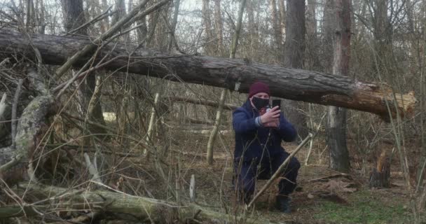 Fotograf Podróżnik Zabytkową Kamerą Filmową Robiący Sobie Zdjęcia Telefonem Lesie — Wideo stockowe