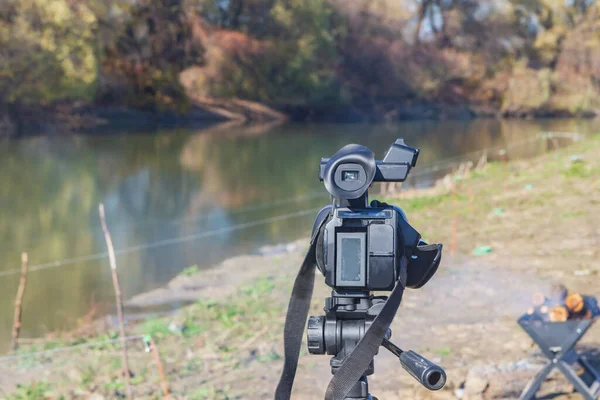 Видеокамера Штативе Снимает Осенний Пейзаж Реки Лесом — стоковое фото
