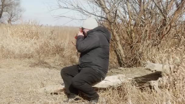 Ένας Άντρας Φωτογραφίζει Μια Ρετρό Κάμερα Πάνω Ένα Δέντρο Που — Αρχείο Βίντεο