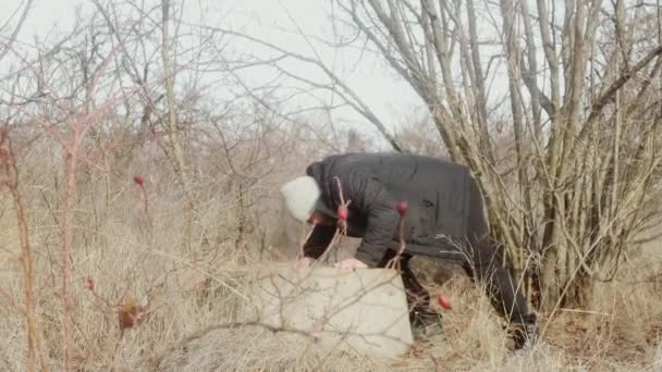 自然界の男は放棄された井戸から誰かを救い出そうとしている — ストック動画