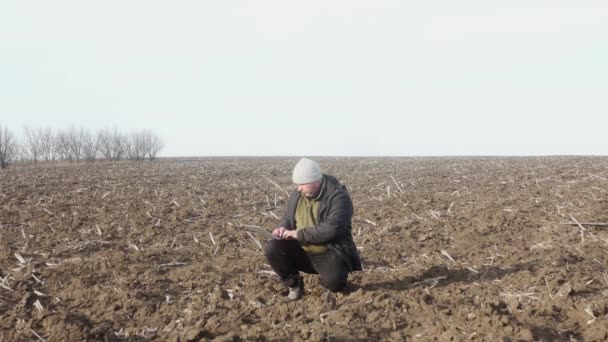 Agronom Tippt Auf Einem Laptop Einem Gepflügten Feld — Stockvideo