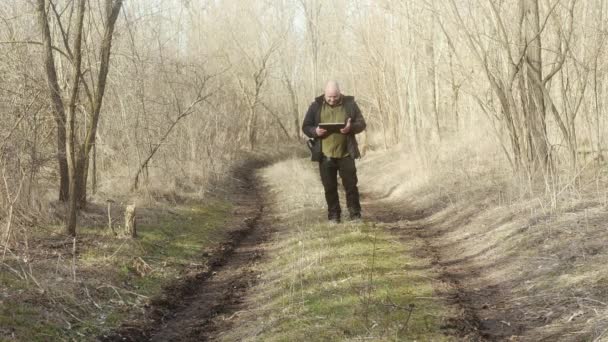 Homme Marche Long Chemin Forestier Regarde Dans Son Ordinateur Portable — Video