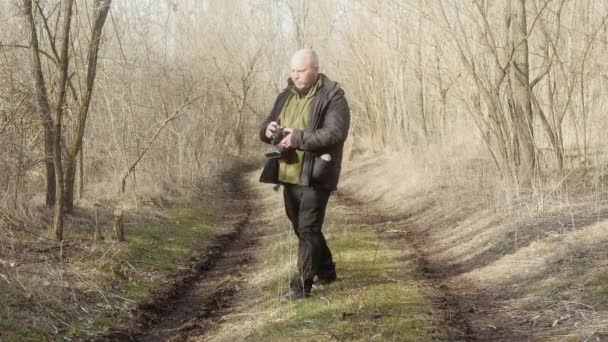 Een Fotograaf Een Bospad Spoelt Film Terug Maakt Foto Een — Stockvideo