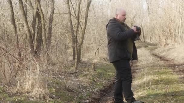 Fotograf Leśnej Ścieżce Robi Zdjęcia Zabytkowej Kamerze Filmowej — Wideo stockowe