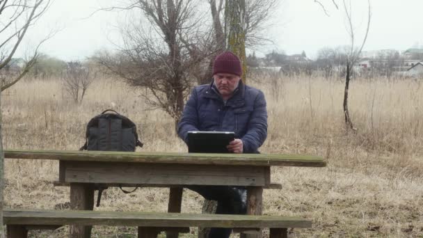 Een Man Natuur Buiten Stad Met Een Tablet Aan Een — Stockvideo