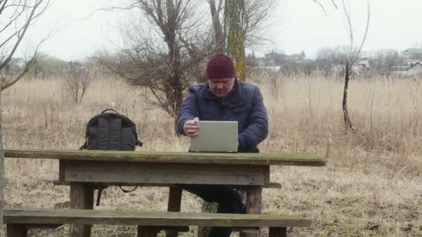 Homme Dans Nature Travaille Sur Ordinateur Portable Assis Une Table — Video