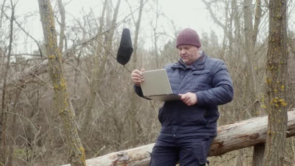 Hombre Bosque Está Escribiendo Con Mano Izquierda Portátil Mientras Está — Vídeos de Stock