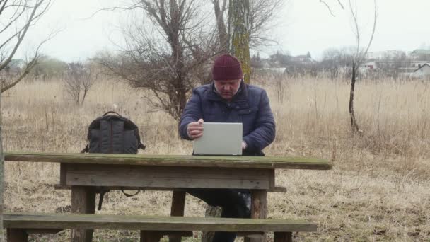 Freelancer Naturaleza Fuera Ciudad Con Ordenador Portátil Sienta Una Mesa — Vídeos de Stock