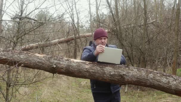 Freelancer Natureza Olha Para Laptop Instalado Uma Árvore Caída Conceito — Vídeo de Stock