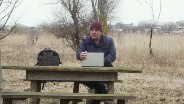 Freelancer Natuur Werkt Aan Een Laptop Zittend Aan Een Tafel — Stockvideo