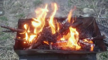Barbeküde kuru dalları yakmak, açık bir tepede