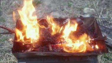 Barbekü manzarasında kurumuş dallar yakmak