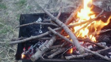  Barbeküde yakın plan ateşte yanıyor.