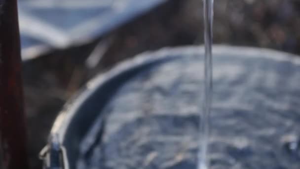 Plastik Bir Musluktan Bir Kova Dolusu — Stok video