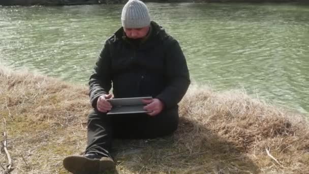 Ein Mann Sitzt Auf Dem Gras Und Arbeitet Einem Laptop — Stockvideo