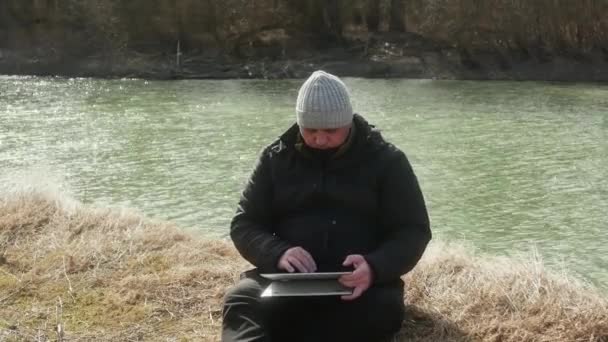 Seorang Pria Duduk Rumput Kuning Dan Bekerja Pada Laptop Transformator — Stok Video