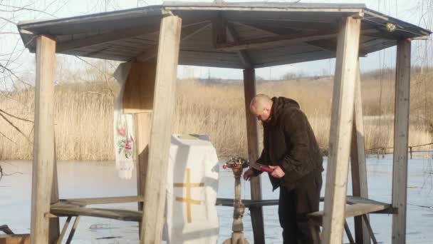 Moldova Cahul Tahun 202 Seorang Percaya Meneliti Alkitab Ortodoks Tua — Stok Video