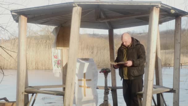 Moldávia Cahul 2022 Homem Uma Bíblia Rara Velha Costa Lago — Vídeo de Stock