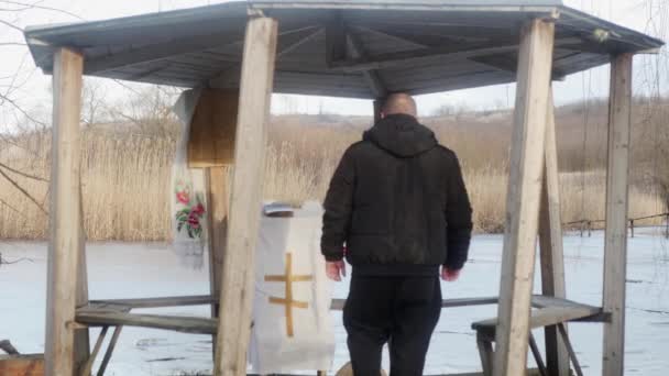 Moldávia Cahul 2022 Homem Batizado Entra Eixo Com Atributos Ortodoxos — Vídeo de Stock
