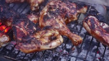 Tavuk budu ızgaranın üstünde pişiyor.
