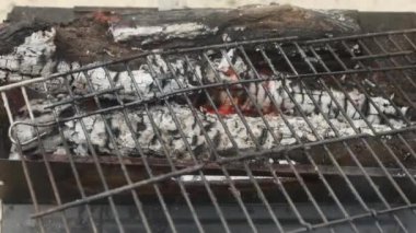 Kamp barbeküsünde yanan kalın dallara yakın çekim.