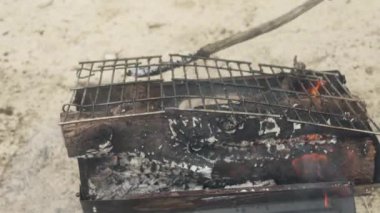 Mangal ızgarasında ızgara yanıkları.