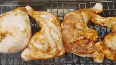 Ketçapta tavuk bacağı kömürün üstünde yakın plan ızgarada pişirilir..