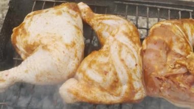  Ketçapta çiğ tavuk bacağı kömürün üstünde yakın plan ızgarada pişirilir.