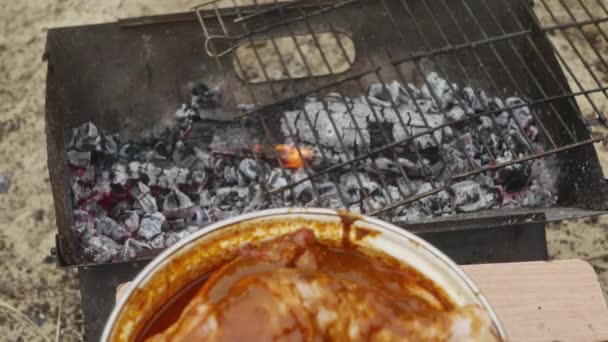 Panela Com Pernas Frango Escabeche Ketchup Bancos Perto Churrasco Quente — Vídeo de Stock