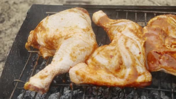 Surowe Nogi Kurczaka Keczupie Gotowane Grillu Zbliżenie — Wideo stockowe