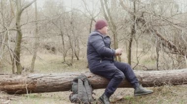 seyahat fotoğrafçısı yalancı bir çam ağacının üzerinde oturuyor doğanın retro film kamerası üzerindeki fotoğrafları.