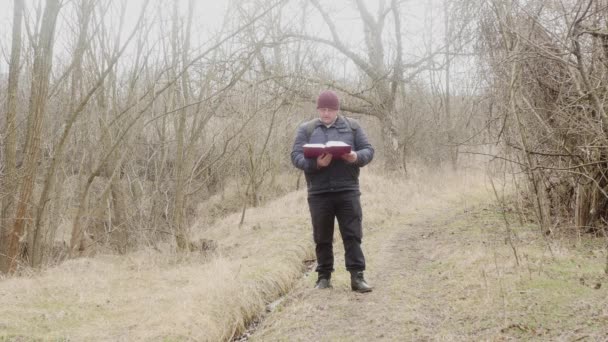 Reiziger Die Een Boek Leest Een Bospad — Stockvideo