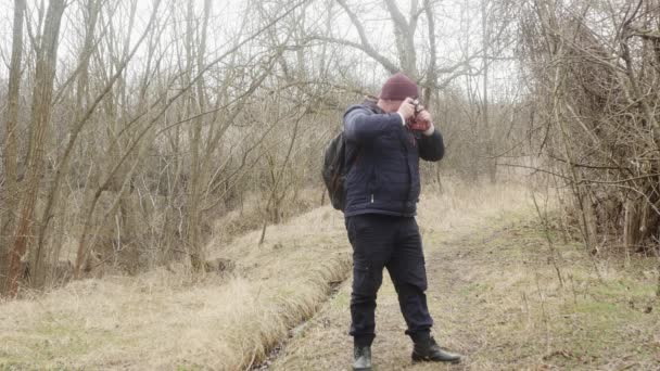 Podróżujący Fotograf Fotografujący Las Widoku Boku Kamery Retro — Wideo stockowe