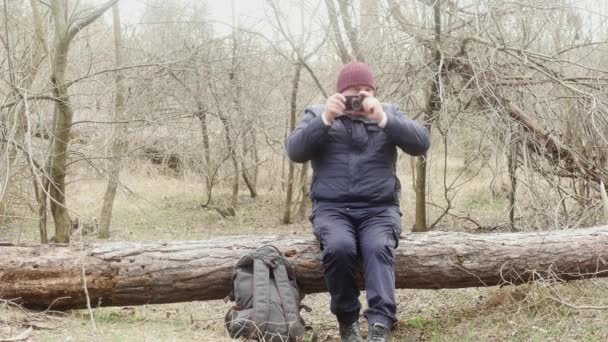 Fotógrafo Viajes Sentado Pino Acostado Fotografía Bosque Una Cámara Cine — Vídeos de Stock