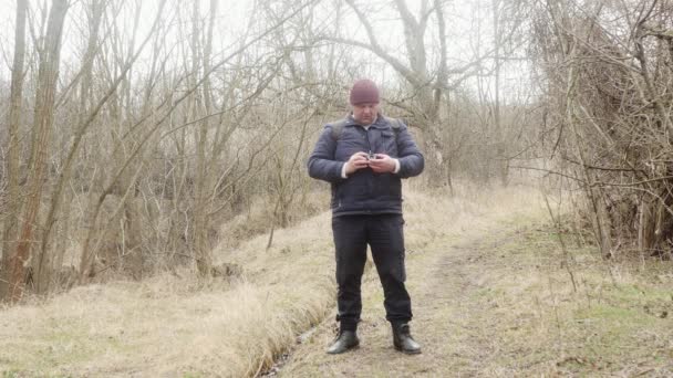 Fotógrafo Viajero Con Una Mochila Espalda Toma Fotos Del Bosque — Vídeo de stock